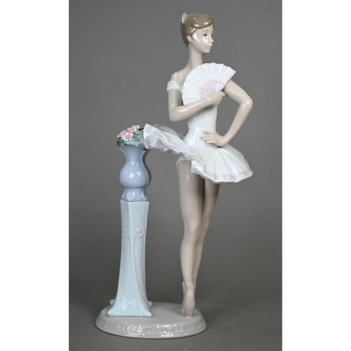 573 - Two boxed Lladro figures 'En Pointe'/'Capricho Espanol' 06371 and 'Aquarius'/'Horoscopo Acuarius' 06... 