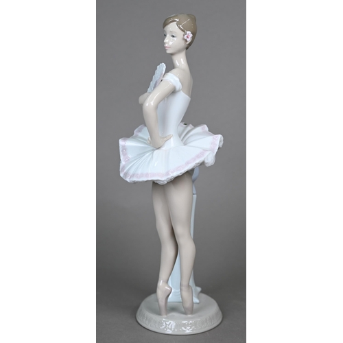 573 - Two boxed Lladro figures 'En Pointe'/'Capricho Espanol' 06371 and 'Aquarius'/'Horoscopo Acuarius' 06... 