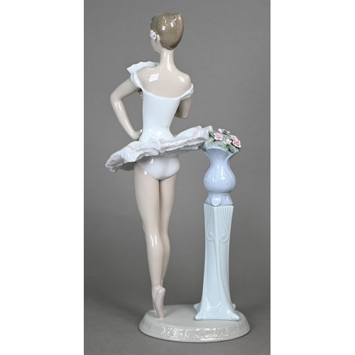 573 - Two boxed Lladro figures 'En Pointe'/'Capricho Espanol' 06371 and 'Aquarius'/'Horoscopo Acuarius' 06... 