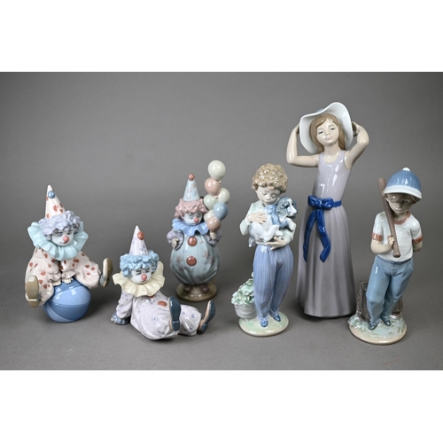 575 - Three boxed Lladro clowns - 'Littlest Clown' 5811, 'Tired Friend' 5812 and 'Having a Ball' 5813, to/... 