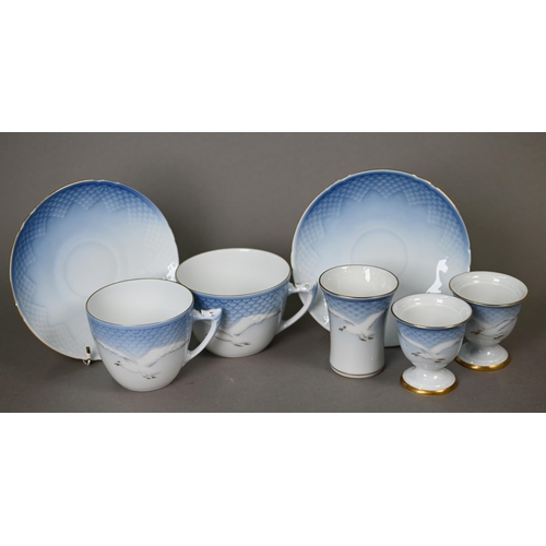 590 - A Bing & Grondahl (Copenhagen) Seagull pattern dinner/tea service with fading blue scale decorat... 