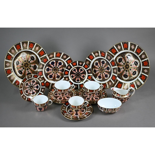 594 - Four Royal Crown Derby Old Imari tea cups and saucers 1991, four 16 cm tea plates (undated), two 21.... 