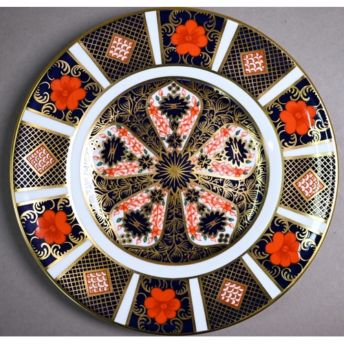 594 - Four Royal Crown Derby Old Imari tea cups and saucers 1991, four 16 cm tea plates (undated), two 21.... 