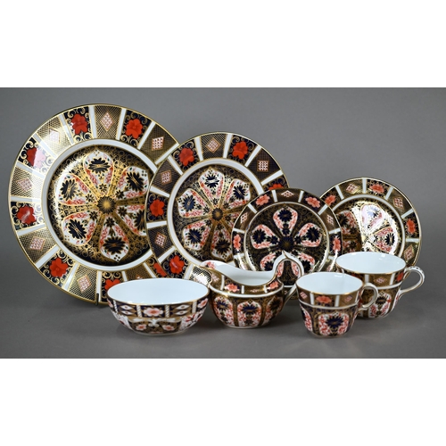 594 - Four Royal Crown Derby Old Imari tea cups and saucers 1991, four 16 cm tea plates (undated), two 21.... 