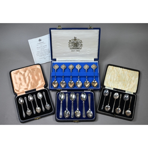 69 - A cased set of heavy quality 1972 Royal Silver Wedding commemorative silver teaspoons, Ernest Pobjoy... 