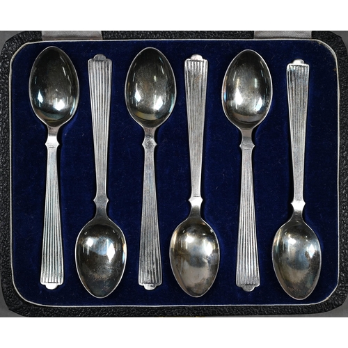 69 - A cased set of heavy quality 1972 Royal Silver Wedding commemorative silver teaspoons, Ernest Pobjoy... 