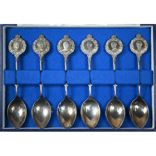 69 - A cased set of heavy quality 1972 Royal Silver Wedding commemorative silver teaspoons, Ernest Pobjoy... 