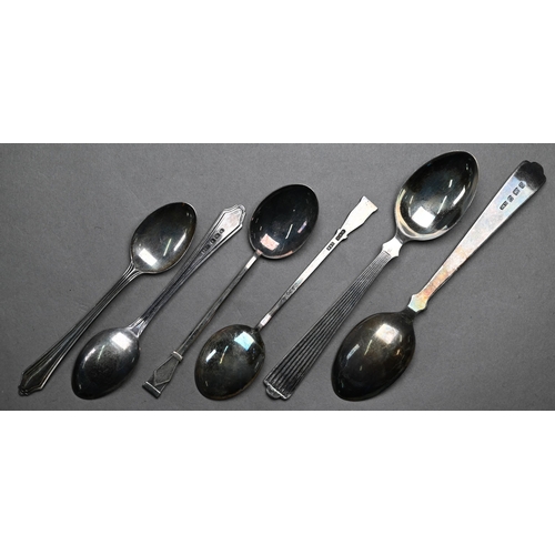 69 - A cased set of heavy quality 1972 Royal Silver Wedding commemorative silver teaspoons, Ernest Pobjoy... 