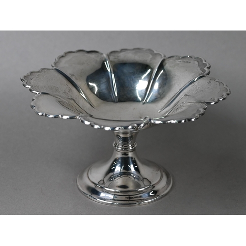 86 - A silver comport of octofoil form, raised on a waisted stem, Atkin Bros, Sheffield 1903, 8.4oz, 19cm... 