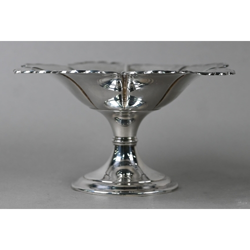 86 - A silver comport of octofoil form, raised on a waisted stem, Atkin Bros, Sheffield 1903, 8.4oz, 19cm... 