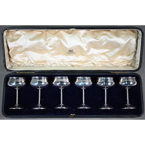 92 - An Edwardian cased set of six silver liqueur goblets, Charles Edwards, London 1907, 7.2cm high to/w ... 