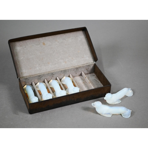 558 - An Art Deco boxed set of six Danielo (Paris) opalescent glass 'seal' knife-rests, 9.5 cm long