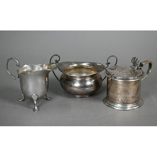 74 - A Victorian silver drum mustard with clear glass liner, Robert Hennell III, London 1861, to/w a Geor... 