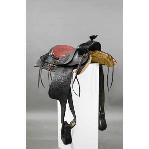 1170 - A vintage tooled leather American Western style saddle, with straps/stirrups but a/f