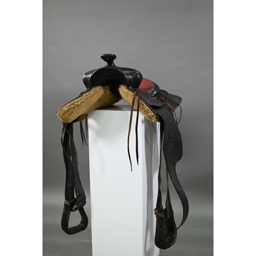 1170 - A vintage tooled leather American Western style saddle, with straps/stirrups but a/f