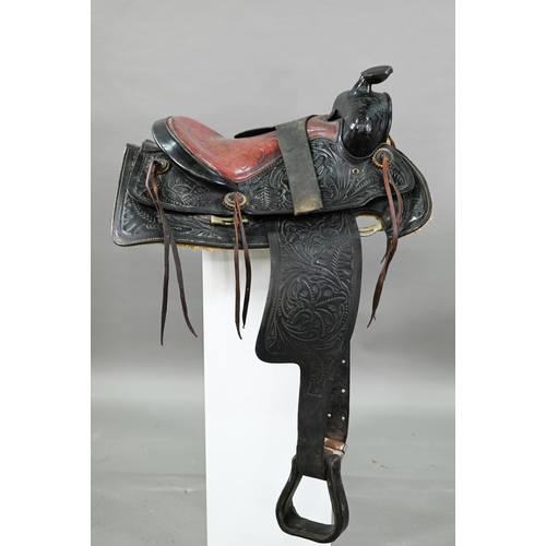 1170 - A vintage tooled leather American Western style saddle, with straps/stirrups but a/f