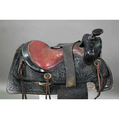 1170 - A vintage tooled leather American Western style saddle, with straps/stirrups but a/f