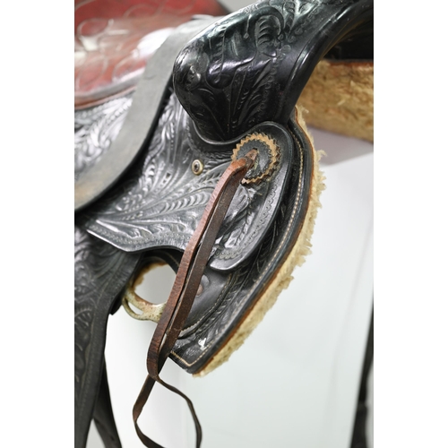 1170 - A vintage tooled leather American Western style saddle, with straps/stirrups but a/f