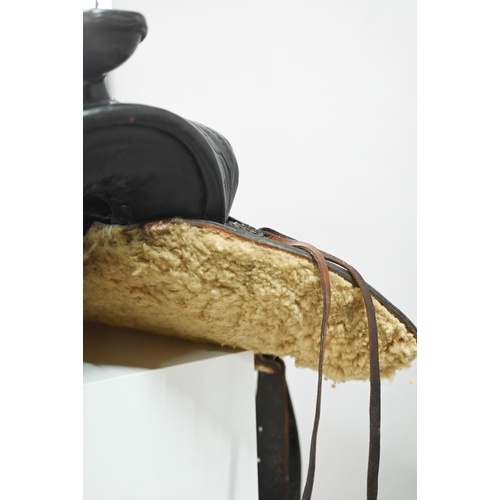 1170 - A vintage tooled leather American Western style saddle, with straps/stirrups but a/f