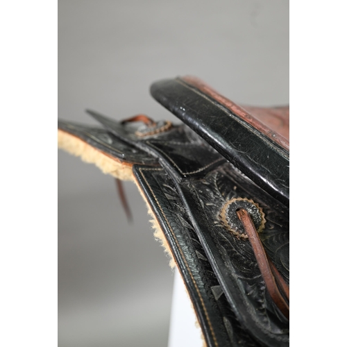 1170 - A vintage tooled leather American Western style saddle, with straps/stirrups but a/f