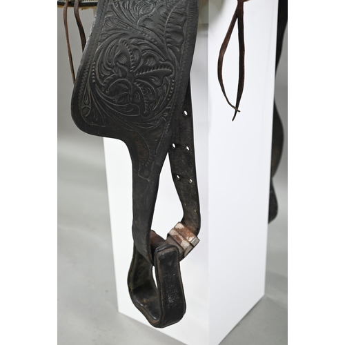 1170 - A vintage tooled leather American Western style saddle, with straps/stirrups but a/f