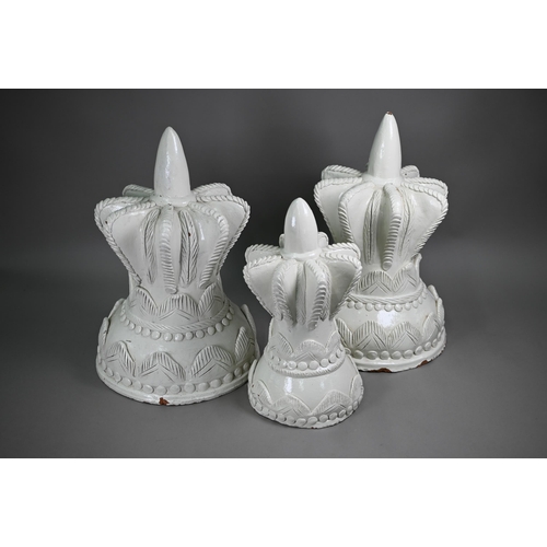 905 - A pair of Moroccan white-painted pottery crown-shaped finials, 50 cm h to/with an smaller crown, 40 ... 