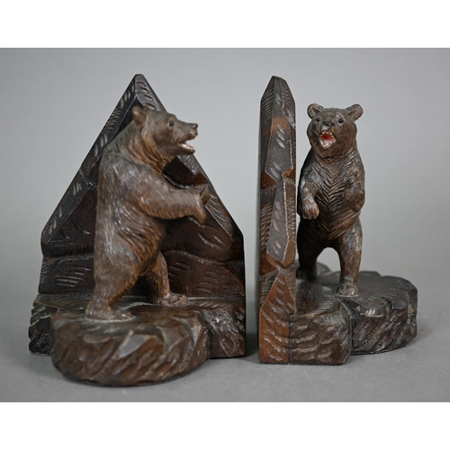 1164 - A pair of Black Forest carved bear book-ends, to/w a matched graduated set of three bears