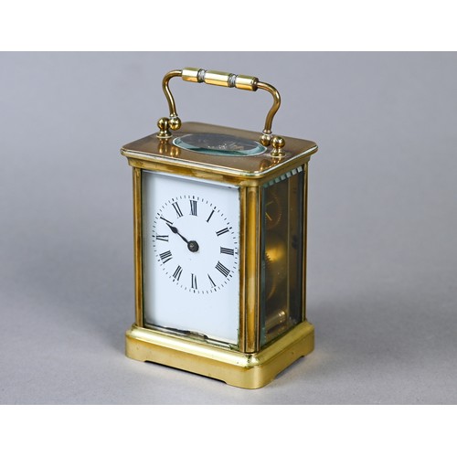 777 - A small French brass single drum 8-day carriage clock, with white enamelled dial with Roman numerals... 