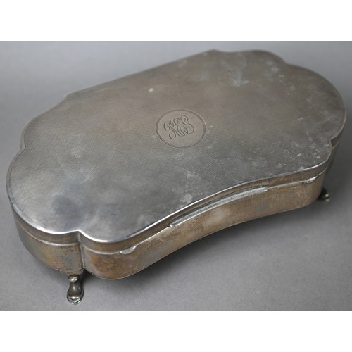 30 - A silver trinket box with engine-turned decoration and hoof feet, Goldsmiths & Silversmiths Co. ... 