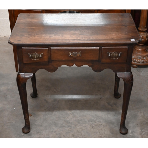 156 - A Georgian provincial oak lowboy with three drawers on pad-footed cabriole supports, 80 x 48 x 72 cm... 