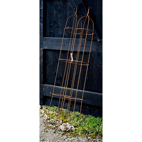 10 - A pair of weathered steel arrow-head garden obelisks, approx. 160 cm x 24 cm