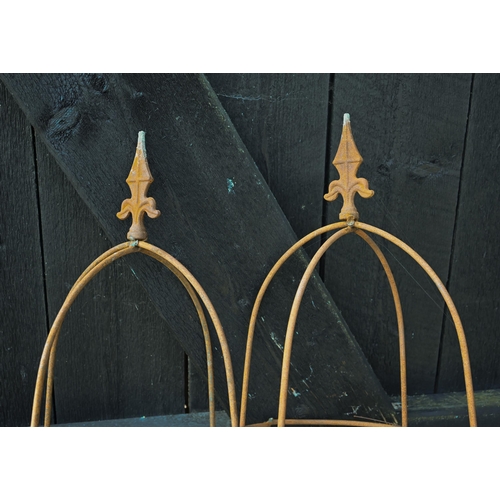 11 - A pair of weathered steel arrow-head garden obelisks, approx. 160 cm x 28 cm