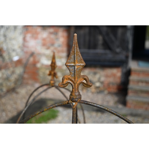 13 - A pair of weathered steel arrow-head garden obelisks, approx. 160 cm x 38 cm