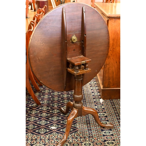 199 - A George III mahogany circular tilt-top table on 'birdcage' four pillar mount with turned column and... 