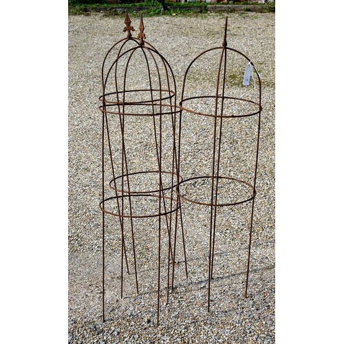 32 - A trio of weathered steel arrow-head garden obelisks, approx. 120 cm x 33 cm