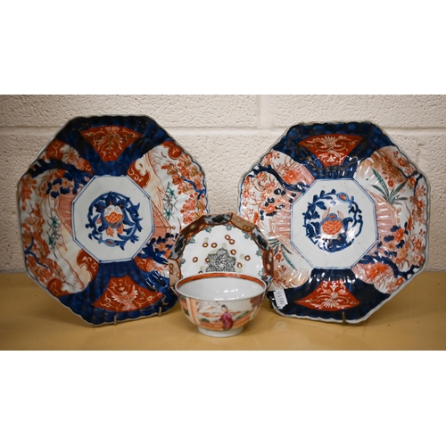 422 - An early 19th century Cantonese bowl, 11 cm diam to/w two pairs of Japanese Imari plates, Bloor Derb... 