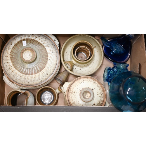 423 - Various ceramics including Godshill (Isle of Wight) stoneware tureen and other tableware, boxed hors... 