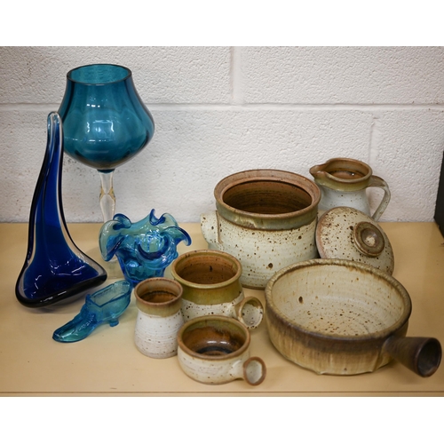 423 - Various ceramics including Godshill (Isle of Wight) stoneware tureen and other tableware, boxed hors... 