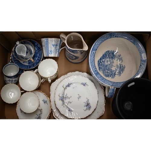 434 - A Victorian blue and white 'Korea' pattern chamber pot, to/w various decorative tea ware and a Wedgw... 