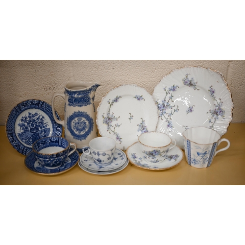 434 - A Victorian blue and white 'Korea' pattern chamber pot, to/w various decorative tea ware and a Wedgw... 