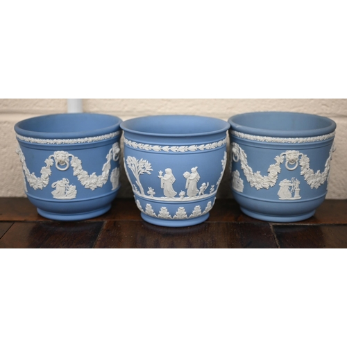 447 - A Wedgwood boxed limited edition Jasper ware 1977 Jubilee commemorative goblet, no.454/750, to/w two... 