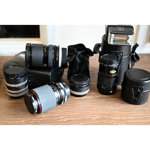 472 - Two Canon 35 mm SLR camera bodies - AL-1/AV-1 to/w Canon FD 50mm 1:1,8 lens and FD 135mm 1:3.5lens, ... 