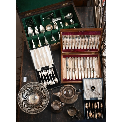 506 - A canteen of Elkington Plate flatware (knives removed), to/w various other plated items including ho... 