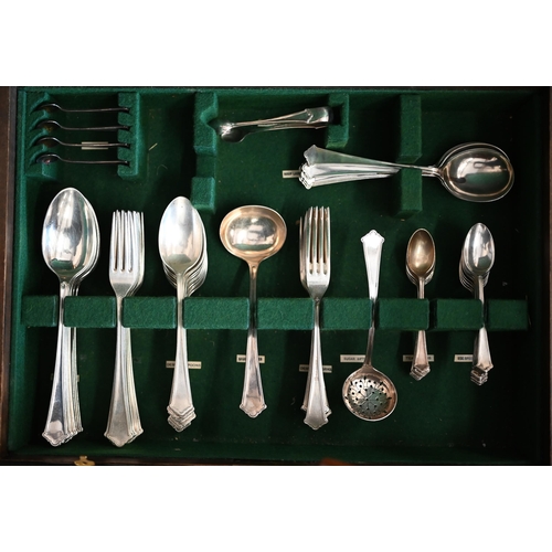 506 - A canteen of Elkington Plate flatware (knives removed), to/w various other plated items including ho... 