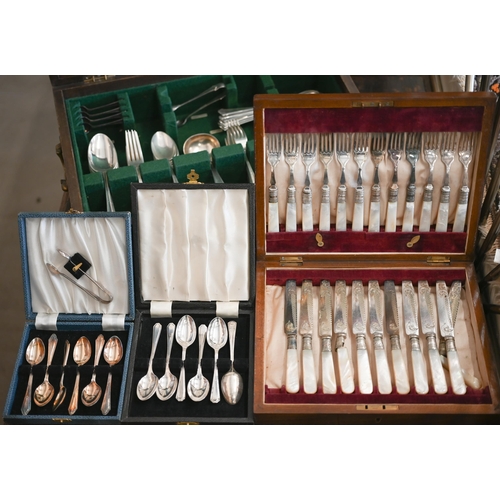 506 - A canteen of Elkington Plate flatware (knives removed), to/w various other plated items including ho... 