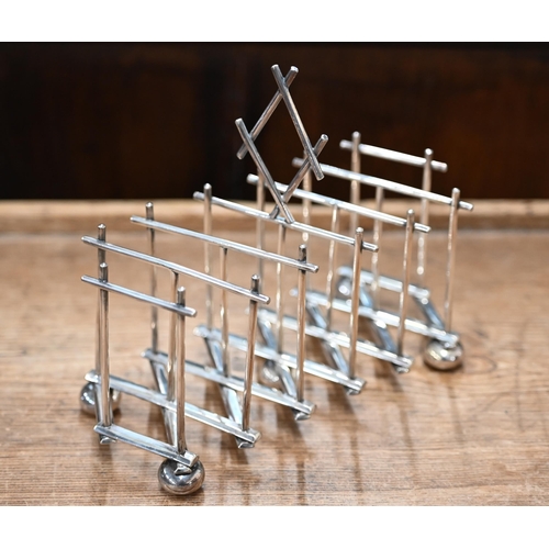 512 - A Mappin & Webb Arts & Crafts ep expanding toast-rack in the manner of Christopher Dresser, ... 