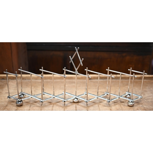 512 - A Mappin & Webb Arts & Crafts ep expanding toast-rack in the manner of Christopher Dresser, ... 