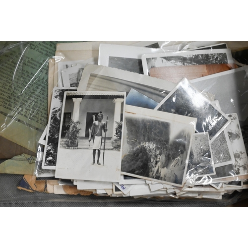 522 - A quantity of vintage family photographs to/w a 1950s/60s E.A.P. Ltd. 'Elizabethan' reel to reel tap... 