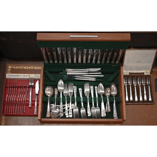 525 - A canteen of Community Plate flatware and cutlery, to/w a boxed set of fish knives and forks to matc... 