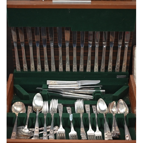 525 - A canteen of Community Plate flatware and cutlery, to/w a boxed set of fish knives and forks to matc... 